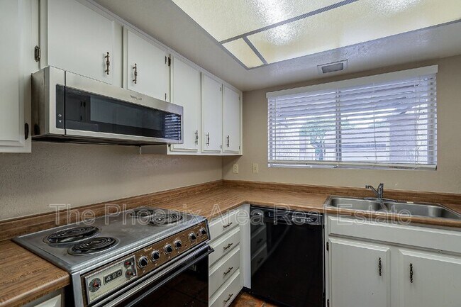 Building Photo - 2256 W Lindner Ave