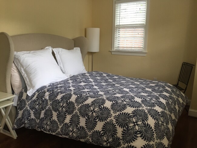 Building Photo - 10 Snows Ct NW