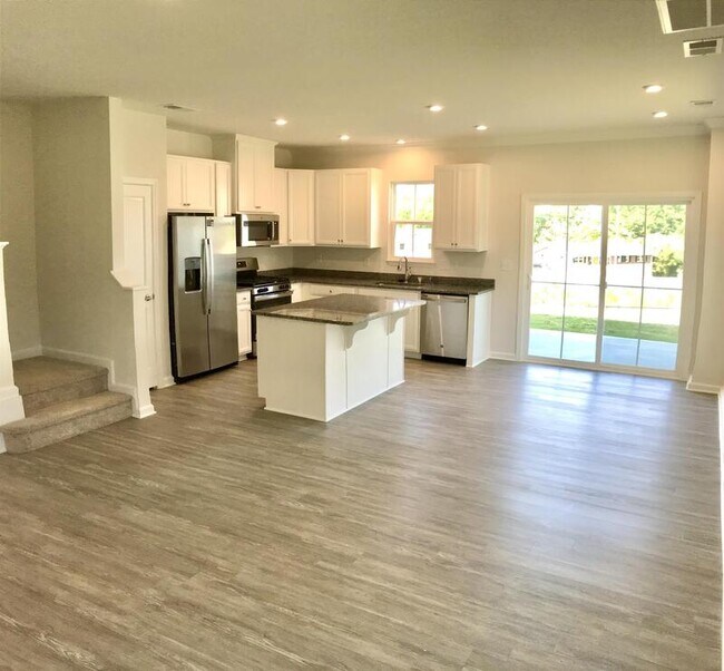 Building Photo - 830 S Buncombe Rd