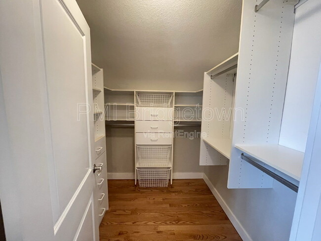 Building Photo - 10235 NW Edgewood Dr