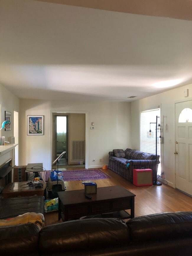 Building Photo - 2819 White Oak Dr