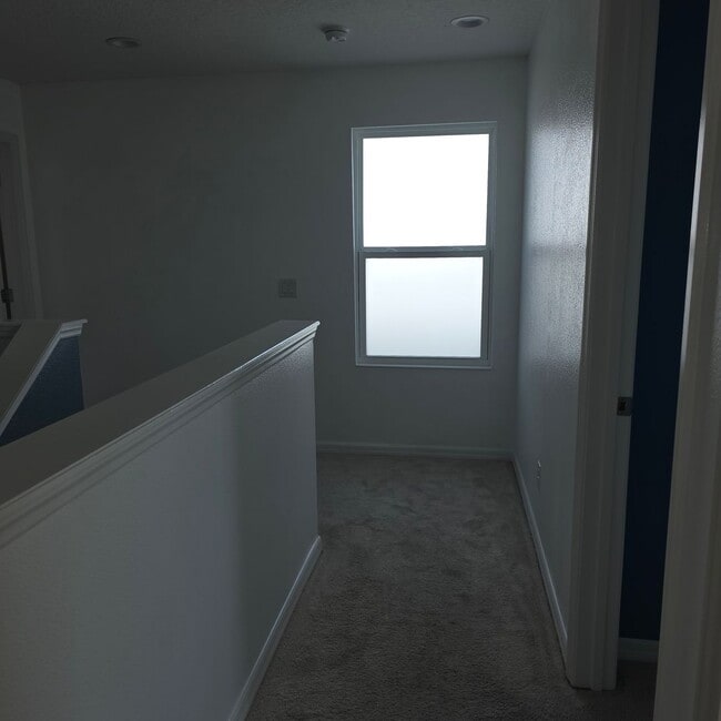 Building Photo - 4 Bedrooms, 2.5 Bathrooms Singe family home