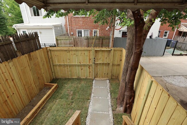 Building Photo - 2039 Rosedale St NE