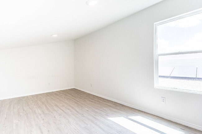 Building Photo - 4271 Thalweg Way