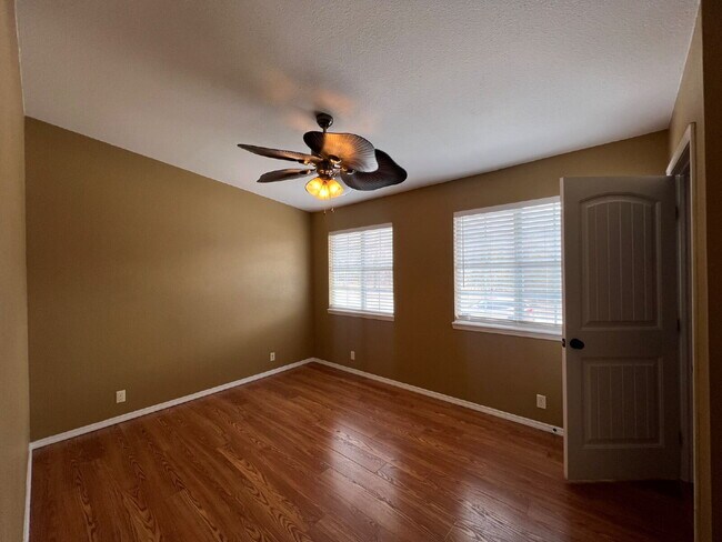 Building Photo - 2BR Prestine / Lakeview Townhouse