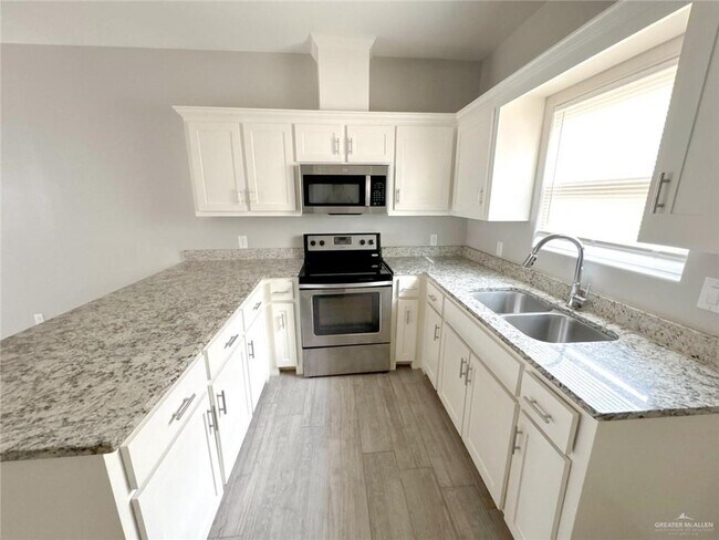 Building Photo - 13 Red Bud Dr