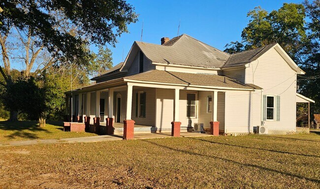 Building Photo - Enjoy a piece of history in this Vintage F...
