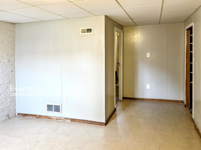 Building Photo - 747 Melville Ave