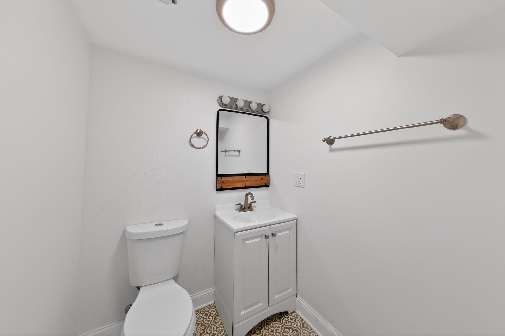 Building Photo - 225 Meadow Ln