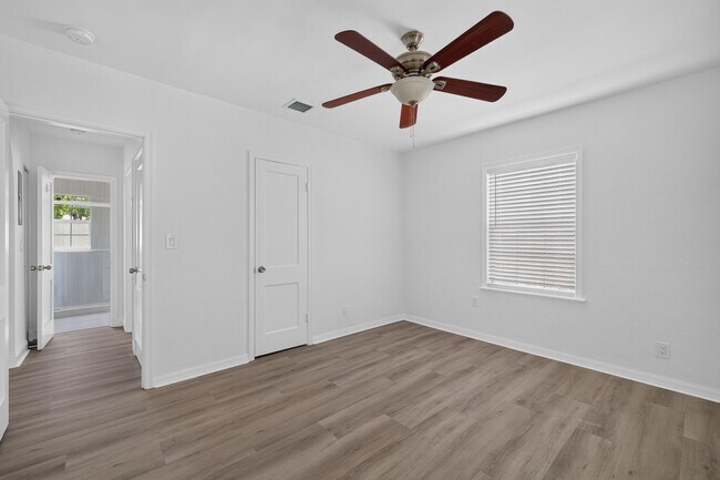 Building Photo - 423 SW 11th Ct