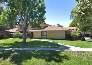 Building Photo - Charming and Conveniently Located Townhome...
