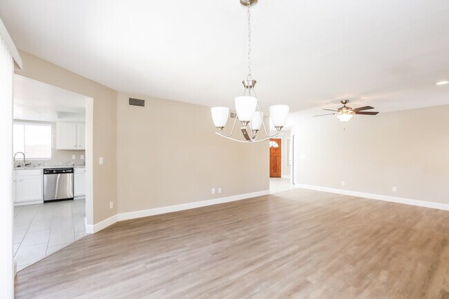 Building Photo - 7922 W Laurel Ln