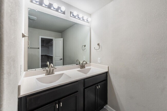 Building Photo - 3206 Sumac Dr