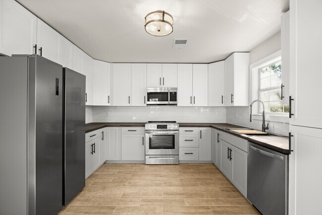 Building Photo - 402 Twin Elm Dr
