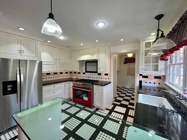 Building Photo - Absolutely gorgeous, remodeled home in beautiful location in Midtown Tulsa