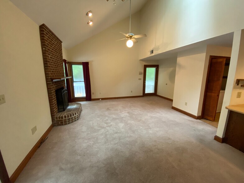 Building Photo - Room in House on Grove Ave
