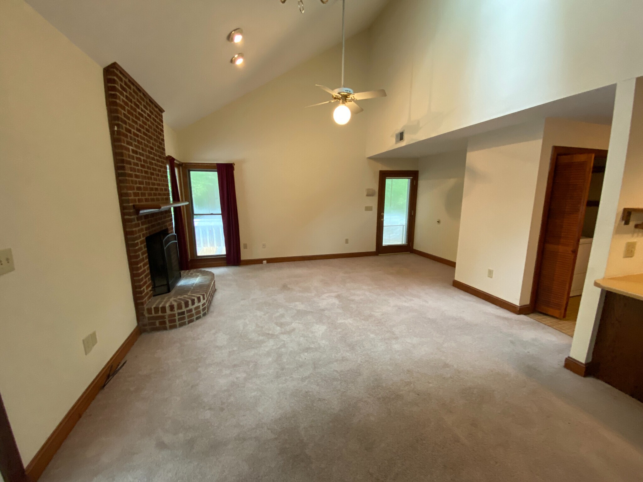 Building Photo - Room in House on Grove Ave
