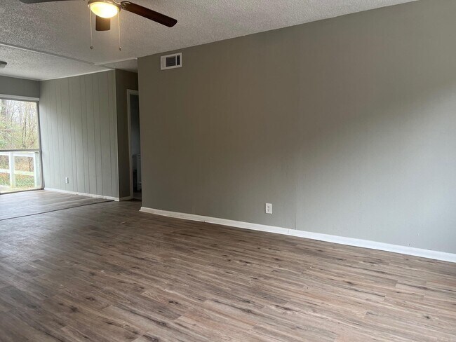 Building Photo - 225 Laurel St