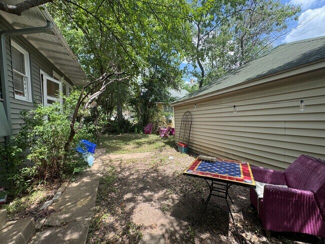 Building Photo - Vintage 1 Bedroom + Study Walking Distant to UT