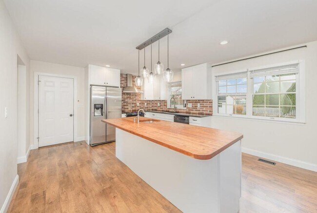 Building Photo - 125 Fieldstone Dr