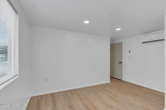 Building Photo - 12 Main St