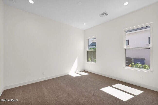 Building Photo - 2648 E Longhorn Ct
