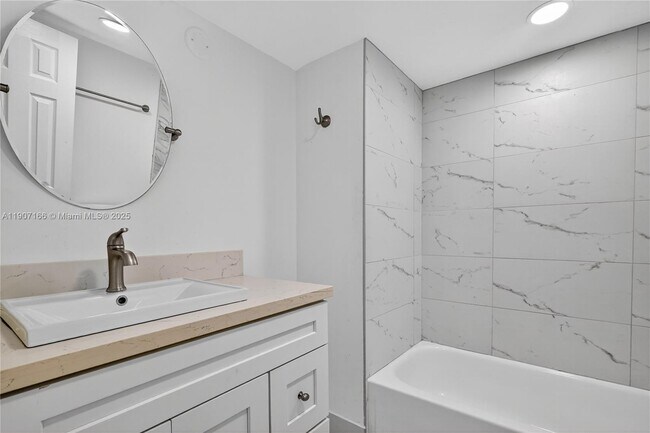 Building Photo - 9210 Fontainebleau Blvd