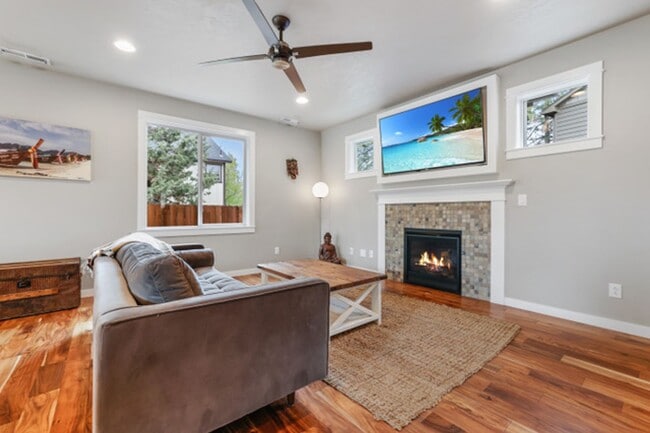 Building Photo - Beautiful home in SW Bend!  Large fenced i...