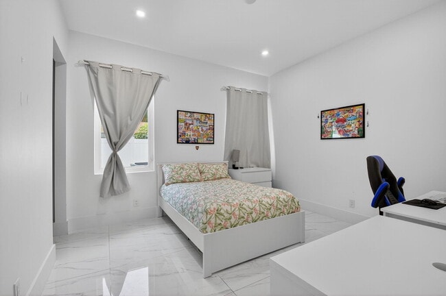 Building Photo - 711 NE 6th St