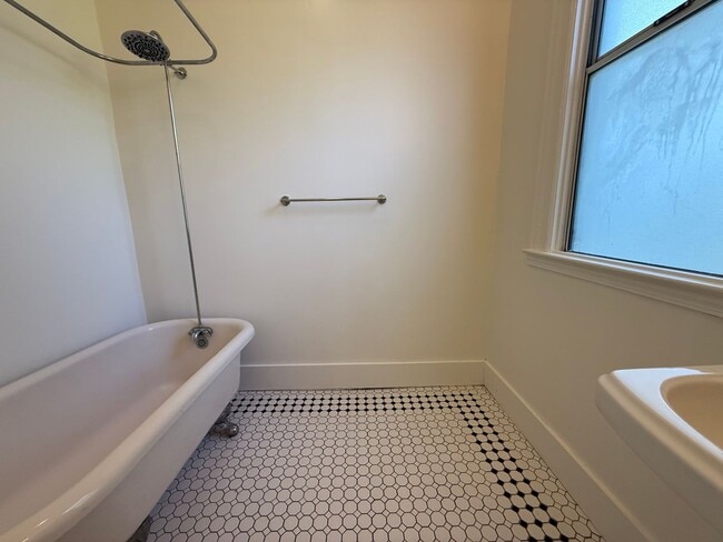 Building Photo - 612 15th St