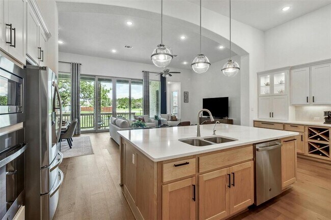 Building Photo - 104 Rainbow Vly Trl