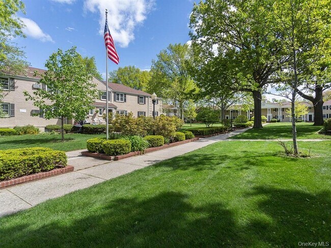 Building Photo - 67-51 223rd Pl