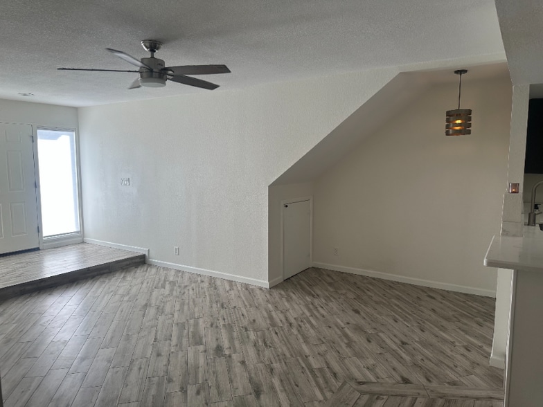 Building Photo - 1820 E Morten Ave