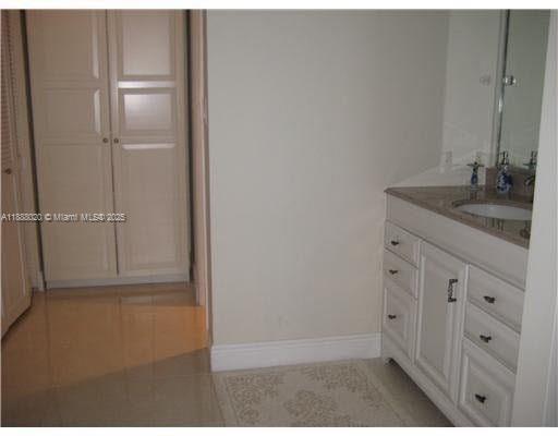 Building Photo - 500 Bayview Dr