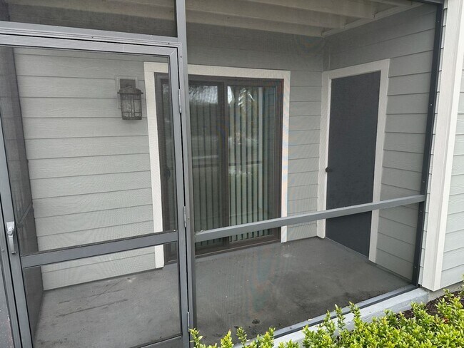 Building Photo - ** Move in Special $500 off your first months rent** FABULOUS 2 Bedroom/1 Bath Condo!!