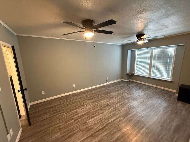 Building Photo - PRE LEASING for fall 2026! 4/2 by LCU!