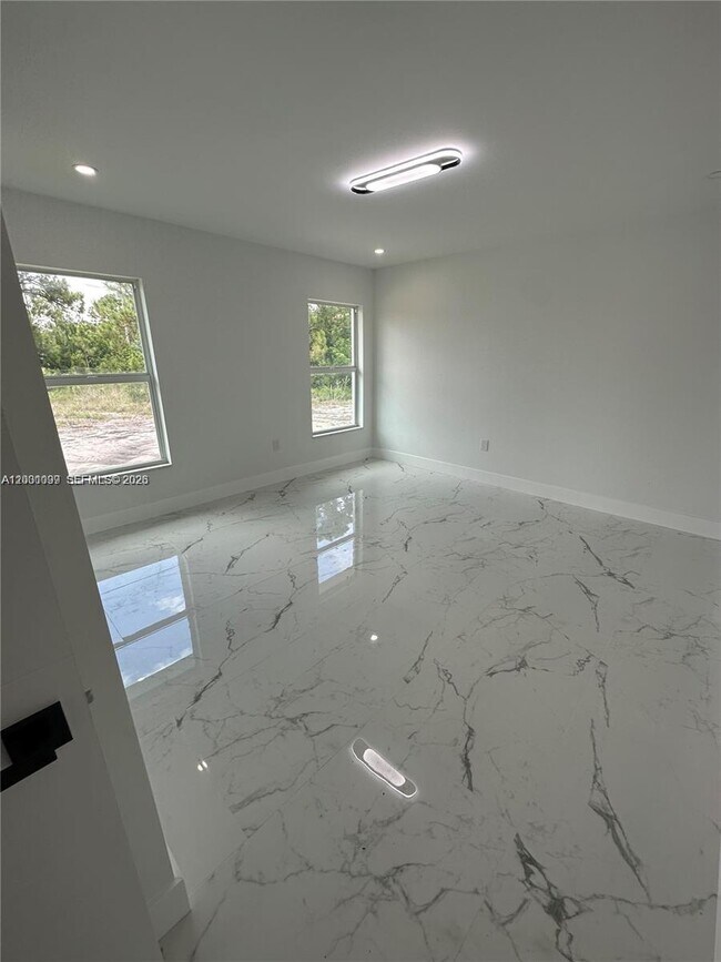 Building Photo - 1125 Milwaukee Blvd