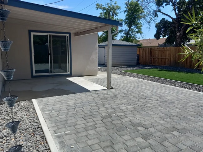 Building Photo - 360 Lovers Ln