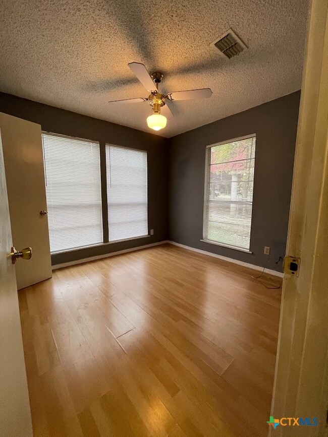 Building Photo - 1415 Glenn Dr