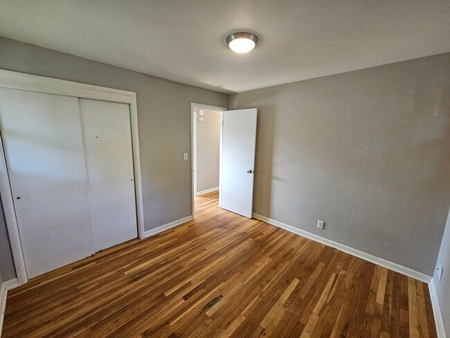 Building Photo - Beautiful Home + Mother-in-Law Suite