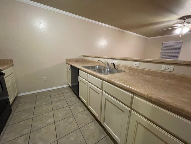 Building Photo - 2755 Oakview Rd