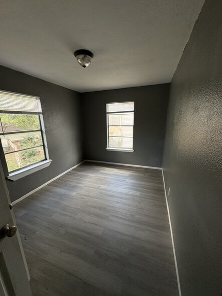 Building Photo - 2513 Quintana Rd