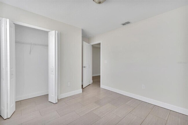 Building Photo - 2036 Hillview Cir