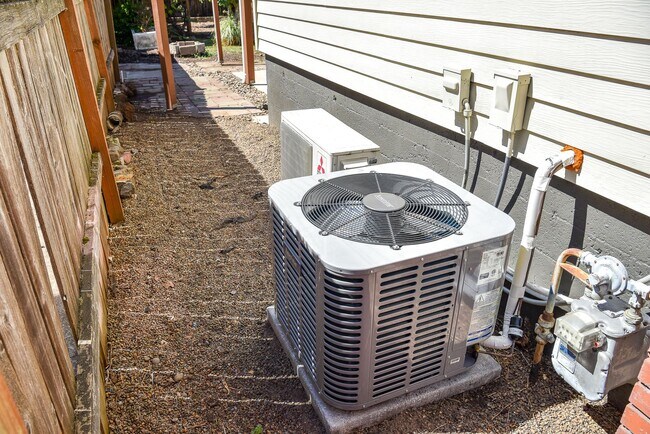 Building Photo - 4 Bedroom 2 Bathroom Home in Salem