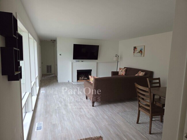 Building Photo - Super Cute Carmel Home Available for Long ...