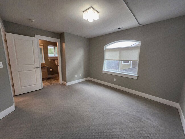 Building Photo - Experience Unmatched Luxury on the Columbia River!