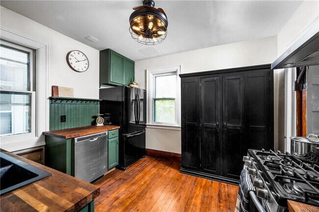 Building Photo - 95 Russell St