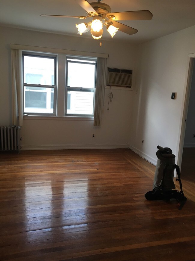 LARGE 3 BEDROOM APARTMENT FOR RENT IN ASTORIA 143232 30th Ave