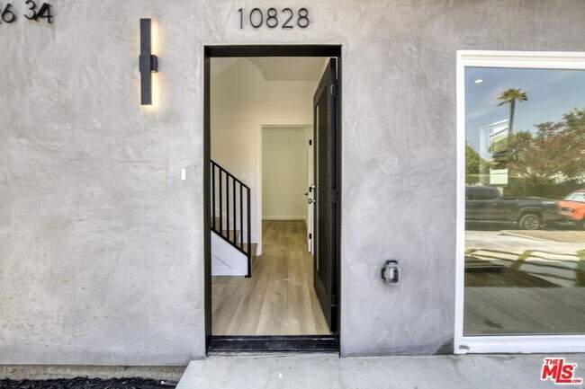 Building Photo - 10828 Hesby St