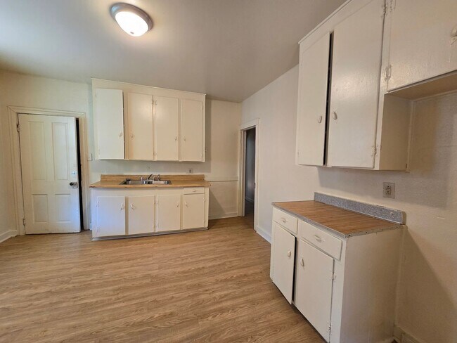 Building Photo - Hillside Ave #115